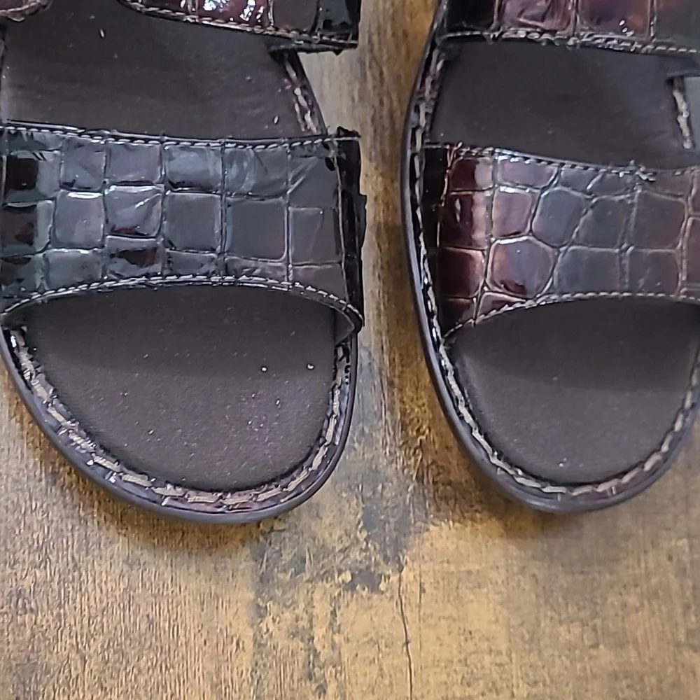 Clarks Dark Brown Croc-Embossed Double Strap Heeled Sandals Size 8.5